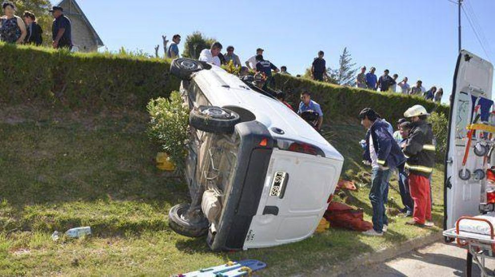 Una mujer sufri� lesiones al volcar una Kangoo en la curva del Chalet Huergo