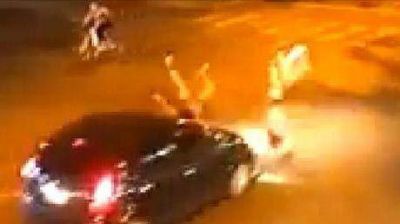 Milagro: dos chicas de Trelew salieron ilesas tras ser embestidas por un auto en Bah�a Blanca