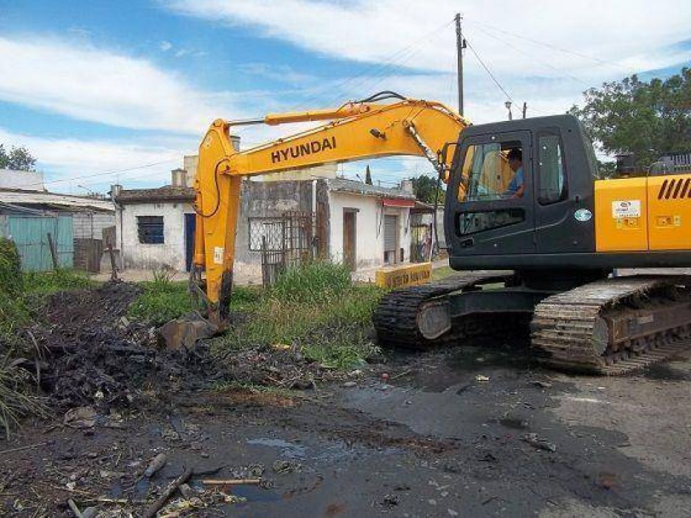 Brown: limpian el canal de Charcas