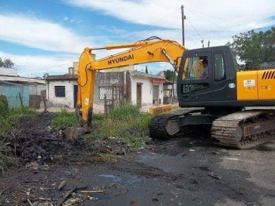 Brown: limpian el canal de Charcas