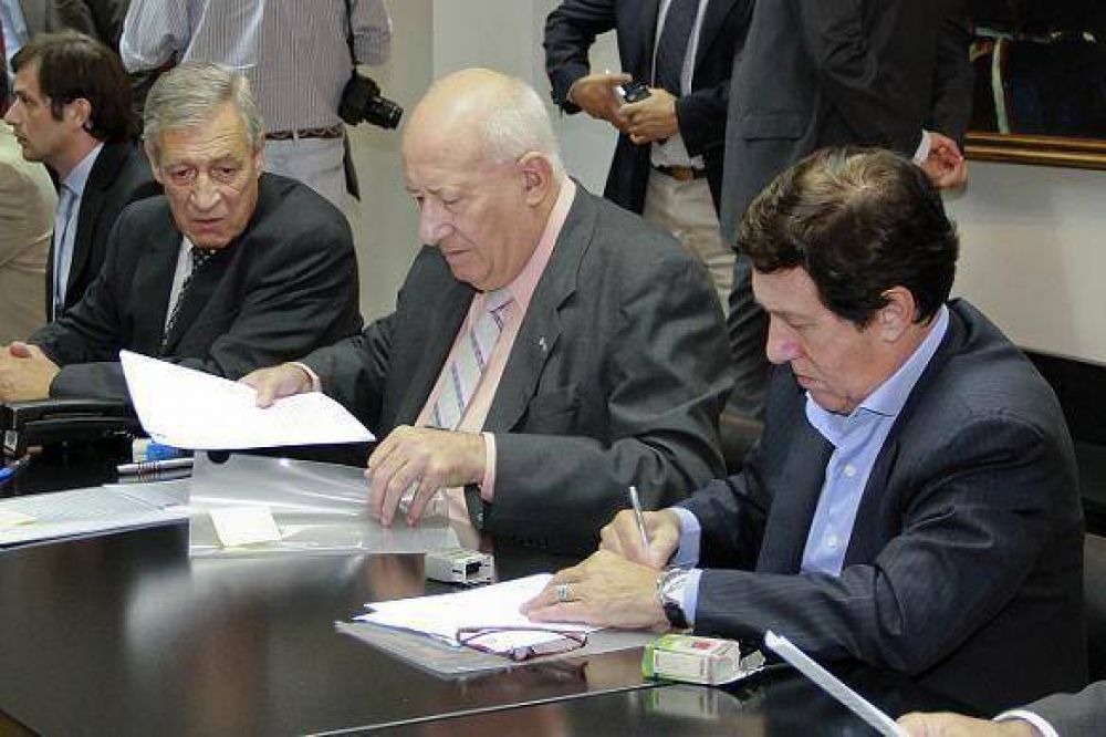 EL INTENDENTE DE LAN�S, DAR�O D�AZ P�REZ JUNTO A LOS MINISTROS JULIO DE VIDO Y JUAN MANZUR