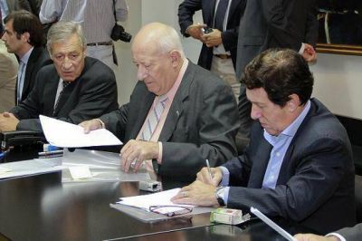 EL INTENDENTE DE LAN�S, DAR�O D�AZ P�REZ JUNTO A LOS MINISTROS JULIO DE VIDO Y JUAN MANZUR