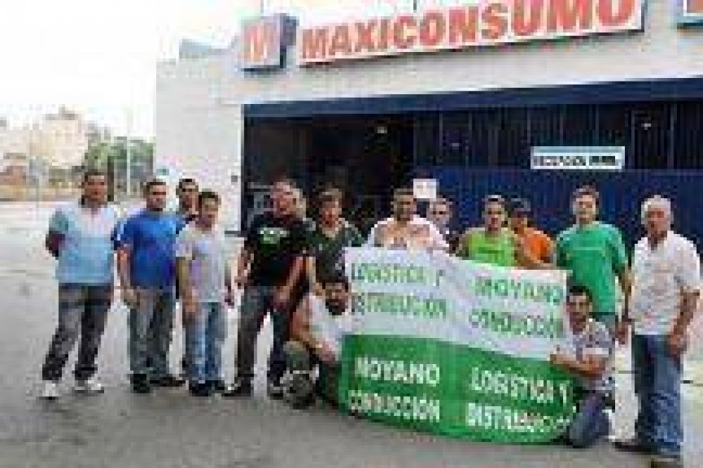 Camioneros no dejan ingresar a clientes al Maxiconsumo de Salta