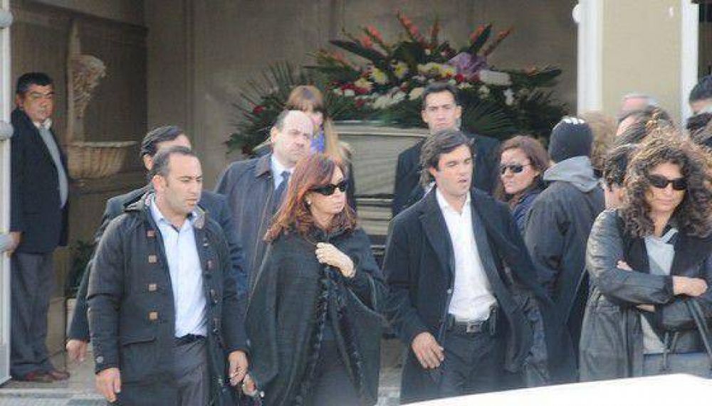La presidente acompa�� a su suegra en el sepelio