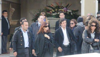 La presidente acompa�� a su suegra en el sepelio