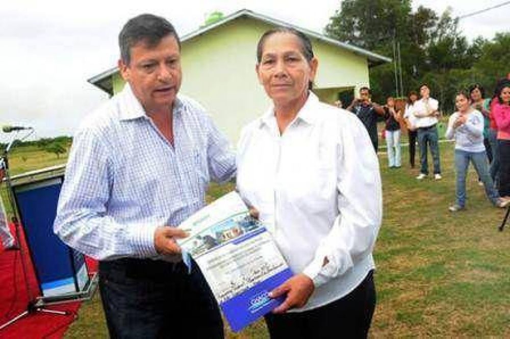Peppo entreg� 10 viviendas en Puerto Bastiani
