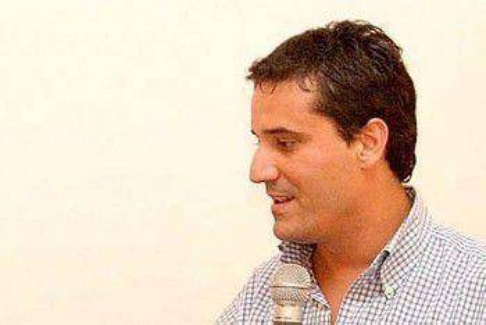 Abad: ''Es un error que AM salga al cruce de colegios profesionales''