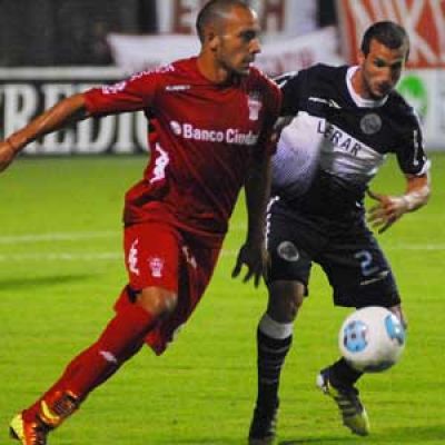 Con gol de Niell, el Lobo gan� tres puntos de oro y se eleva como un "Globito"