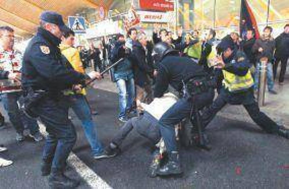 Dura represi�n a trabajadores de Iberia en huelga en Madrid