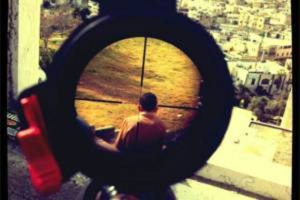 Foto de soldado israel� apunt�ndole a un ni�o palestino desata pol�mica
