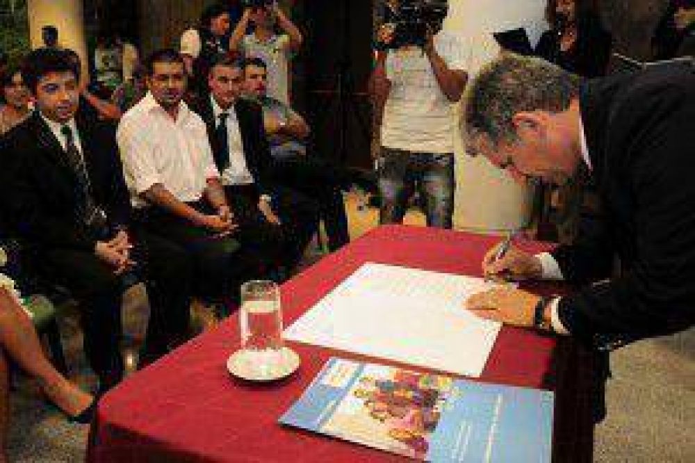El Gobierno entreg� escrituras y readjudic� viviendas