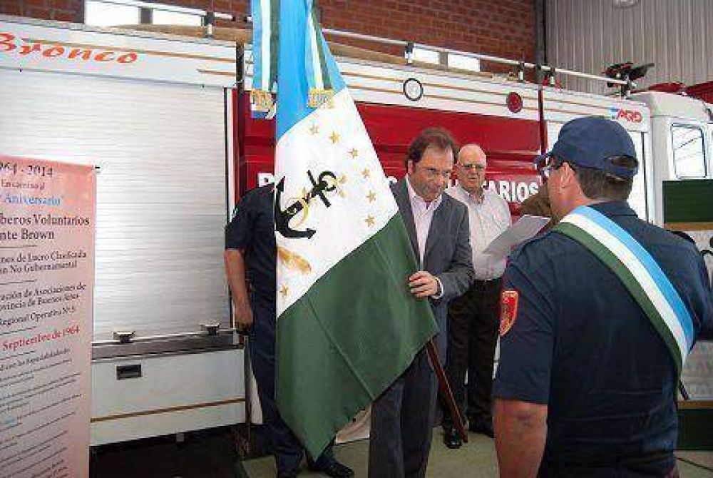 Brown: entregan subsidio de 100 mil pesos a los bomberos voluntarios