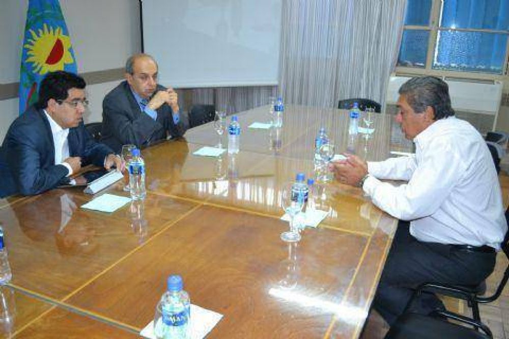 Slezack se reuni� con Arl�a y autoridades de EDELAP