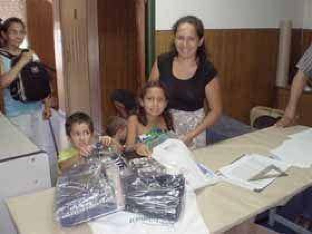 Entrega de �tiles e indumentaria escolar en el Sindicato del Vidrio