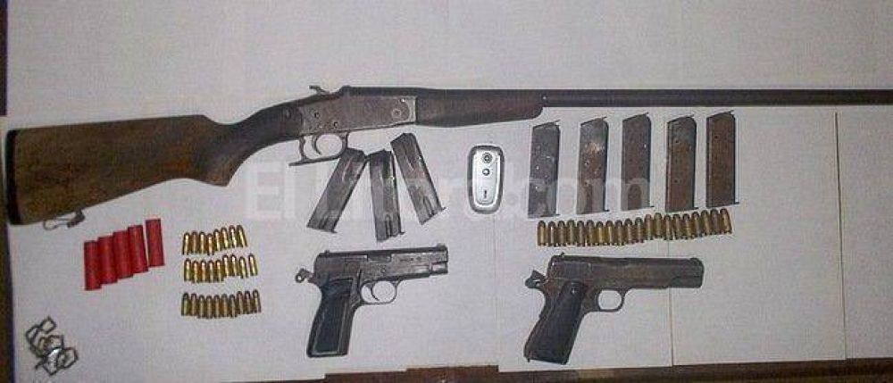 La polic�a detuvo a tres personas y secuestr� armas de fuego