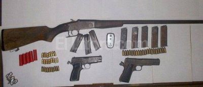 La polic�a detuvo a tres personas y secuestr� armas de fuego
