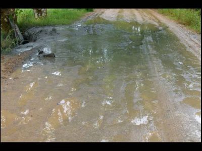 En Col�n arrojaron combustible en la v�a p�blica y en un arroyo