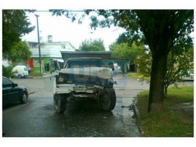 Cami�n municipal choc� contra un �rbol