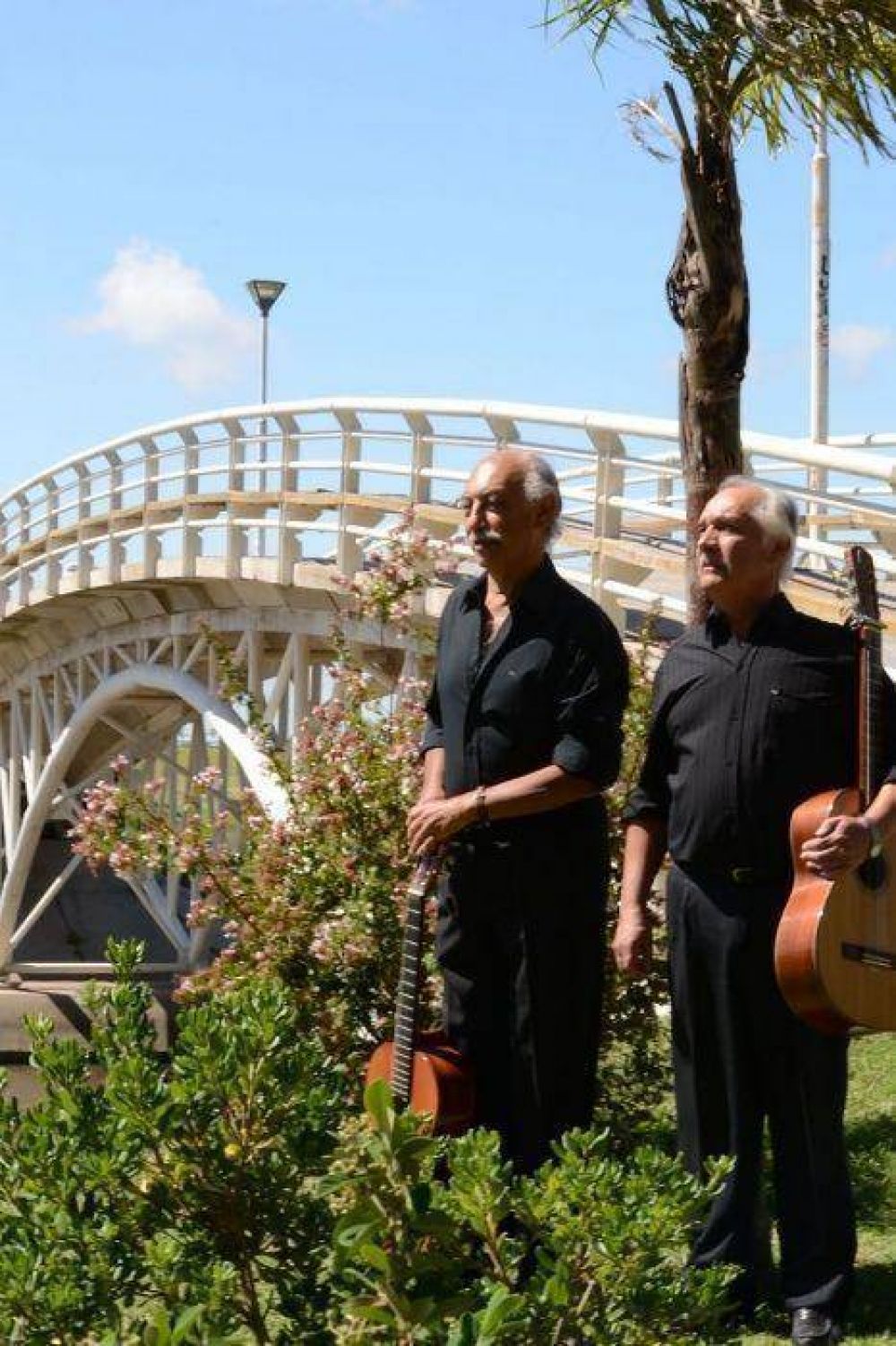Preparativos para el festival de chamam� en Plaza Italia