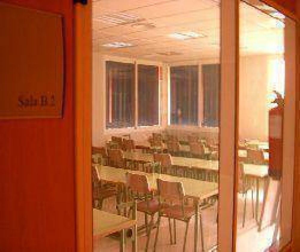 Fumigan escuelas para el inicio de clases  