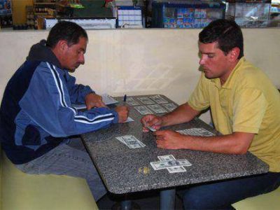 Detuvieron a un hombre vestido de militar con m�s de 30.000 d�lares falsos 