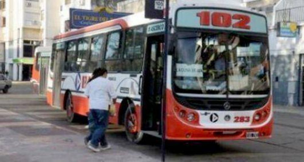 Cientos de universitarios empezaron a utilizar el boleto urbano gratuito
