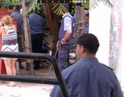 Hallan a un adolescente muerto de un tiro en la cabeza en su casa