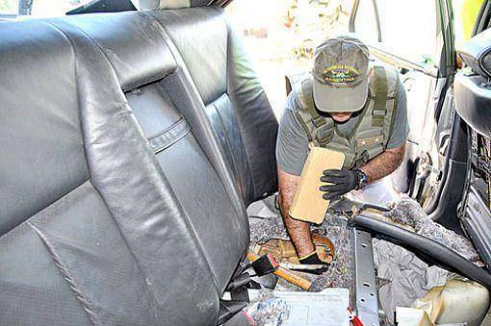 Cae lujoso auto con marihuana en El Arco