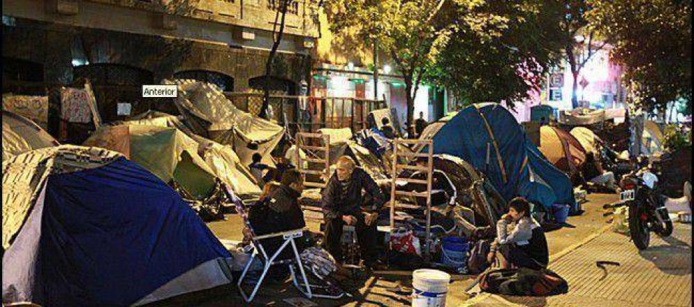 72 familias sin techo acampan en Sol�s y Chile