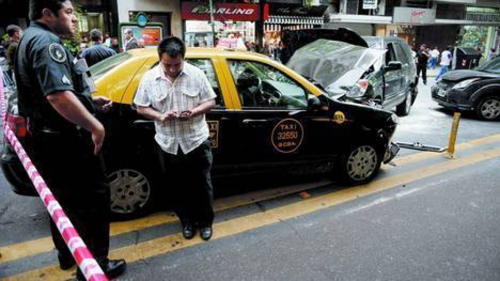 En contramano, otra vez choc� un taxi en la avenida Santa Fe