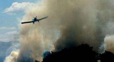 Con un avi�n hidrante combatieron un importante incendio en Sierra de la Ventana