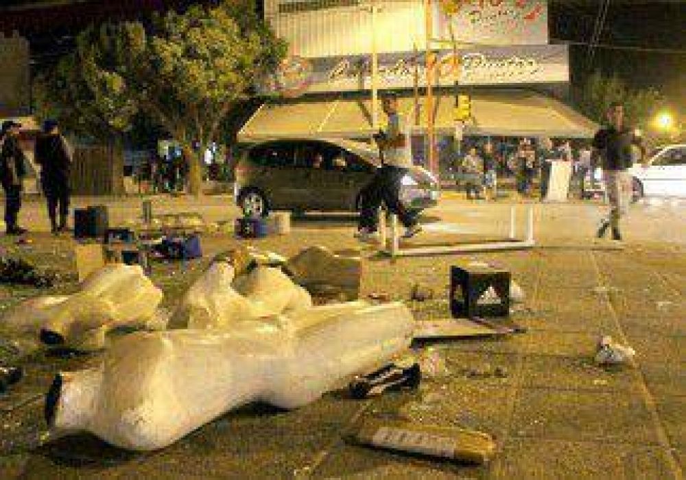 Pagan a 11 comerciantes afectados por los saqueos 