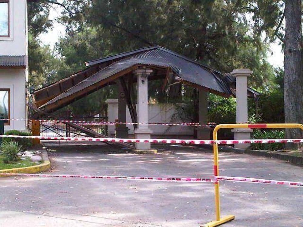 Un cami�n derrib� el techo del acceso a un barrio privado