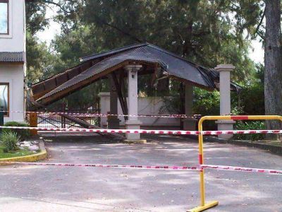 Un cami�n derrib� el techo del acceso a un barrio privado