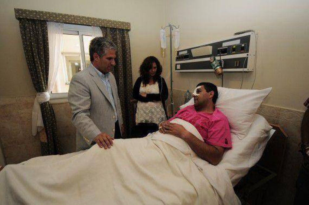 El Gobernador visit� al polic�a que fue agredido por una patota en el barrio Tibiletti
