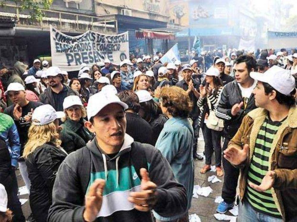 Una manifestaci�n de empleados oblig� a los comerciantes a bajar las persianas