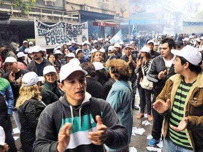 Una manifestaci�n de empleados oblig� a los comerciantes a bajar las persianas