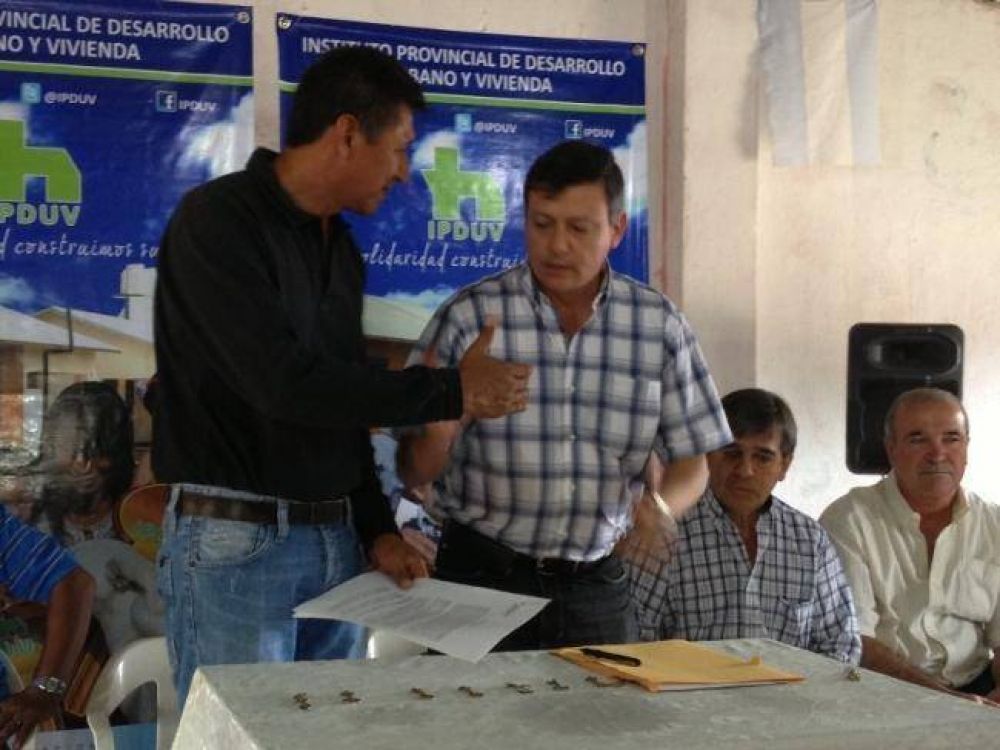Entregaron 11 viviendas a familias abor�genes de Castelli