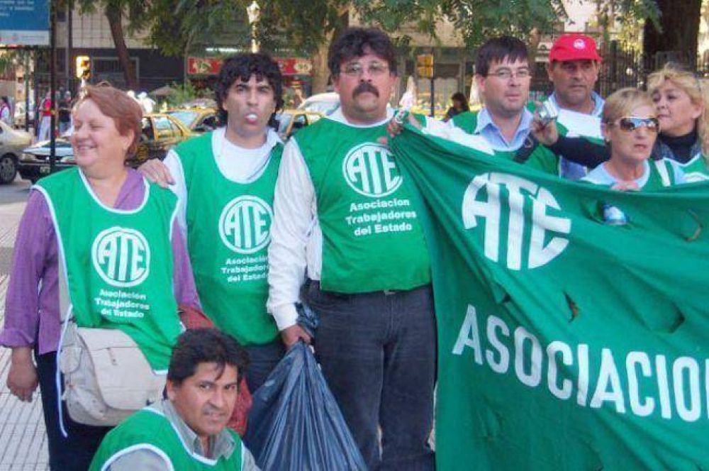 Trabajadores de ATE Chaco realizan paro de 48 horas en la administracin Pblica