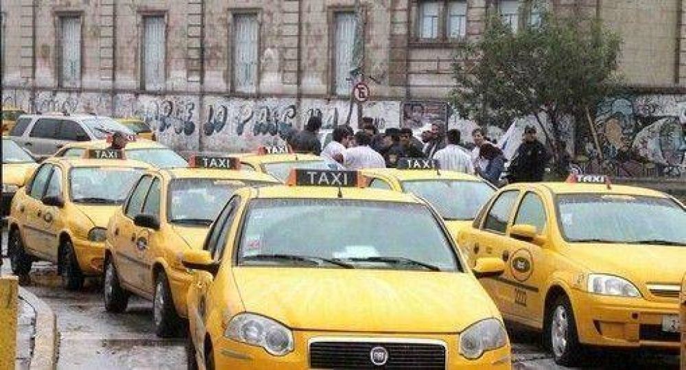 Taxistas piden aumento y lanzaron paro general para el mi�rcoles 27