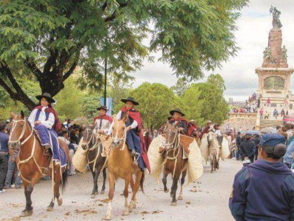 Salta honr� a sus h�roes con discursos, desfile y m�sica