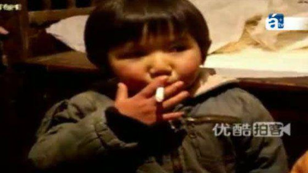 Incentiva a sus hijos de 2 y 3 a�os a fumar