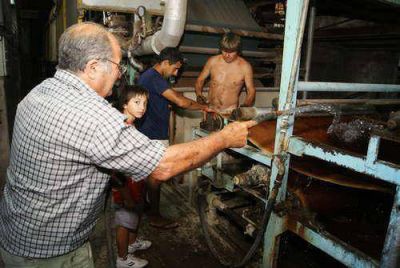 Los papeleros siguen a la espera de la reconexi�n de los servicios