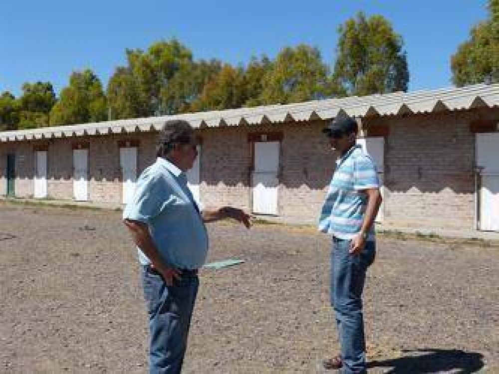 Sabbatella recorri� el abandonado Hip�dromo y anunci� que har� un estadio para 20 mil pesonas