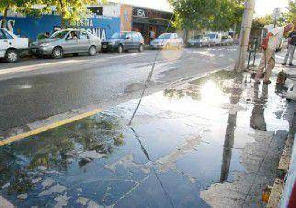 El centro tuvo mal olor por un desborde cloacal 
