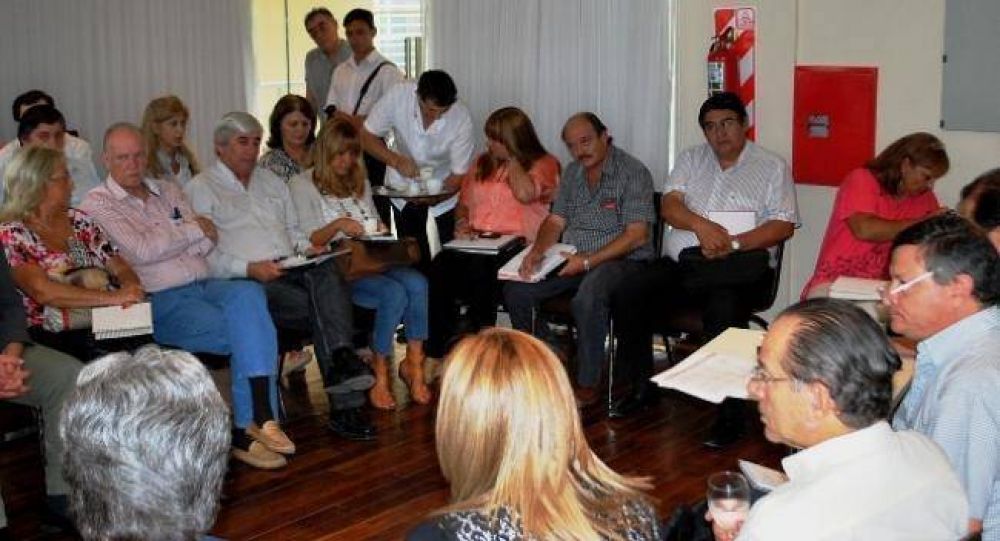 Peppo e intendentes de la UCR, analizaron situaci�n habitacional de municipios