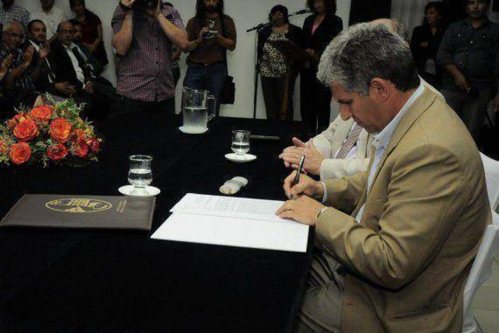 El Gobernador puso en marcha la pavimentaci�n de 250 cuadras en Villa Mercedes