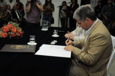 El Gobernador puso en marcha la pavimentaci�n de 250 cuadras en Villa Mercedes