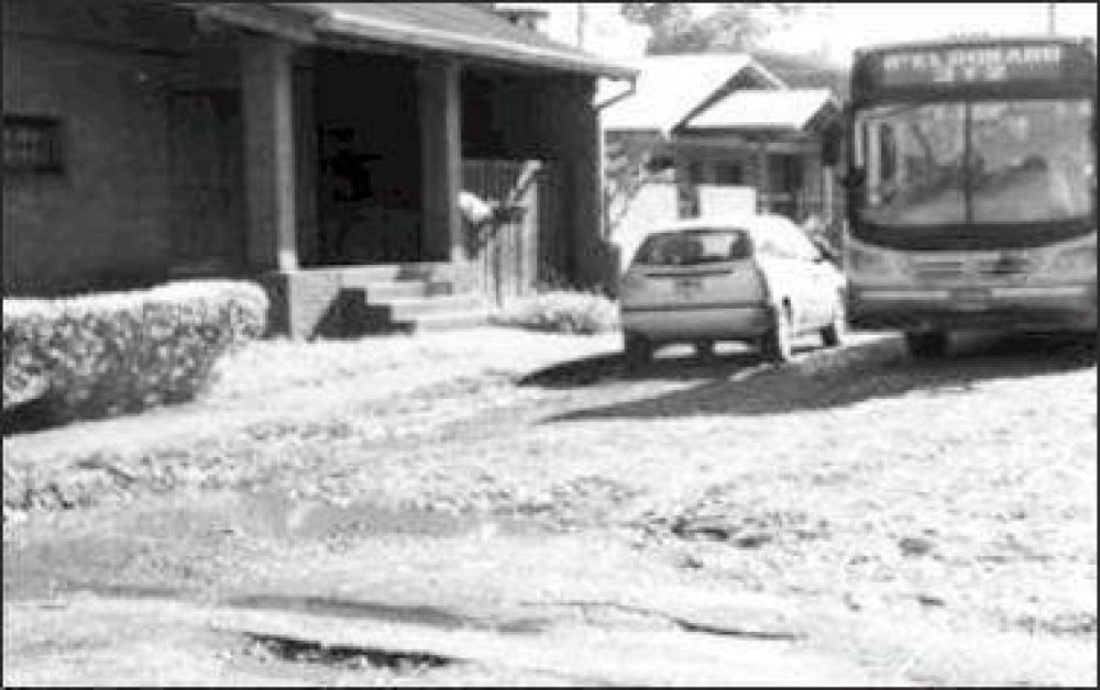 Vecinos de varios barrios de Eldorado, molestos por el mal estado de las calles