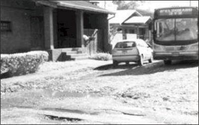 Vecinos de varios barrios de Eldorado, molestos por el mal estado de las calles